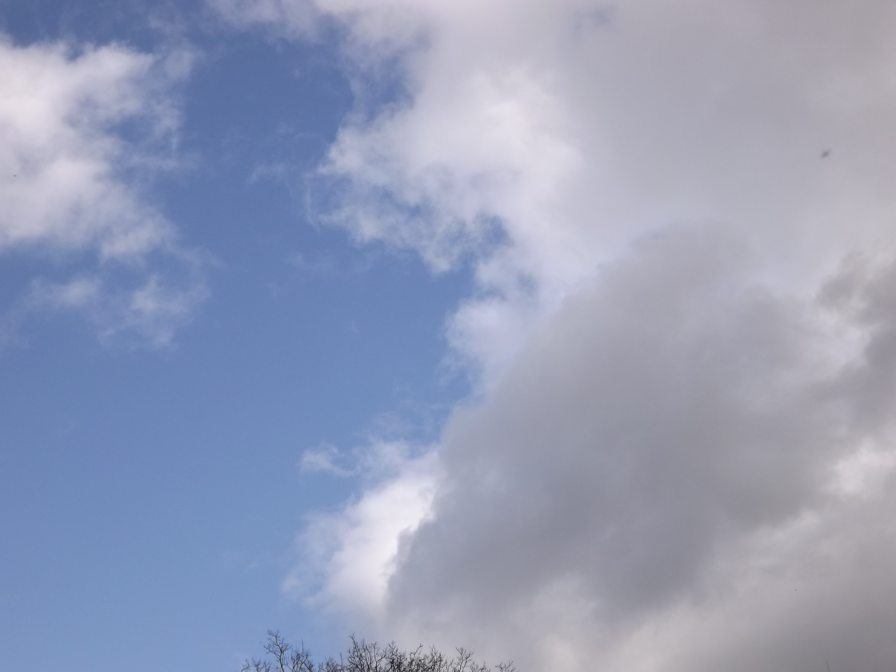 9103-weisse-wolken-blauer-himmel