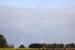 6509-feld-geerntet-himmel-wolken-windraeder
