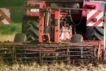 trecker-feld-pluegen.jpg