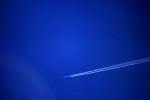 flugzeug-mit-kondenzstreifen