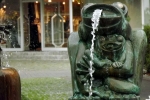 frosch-skulptur-wasserspeiher